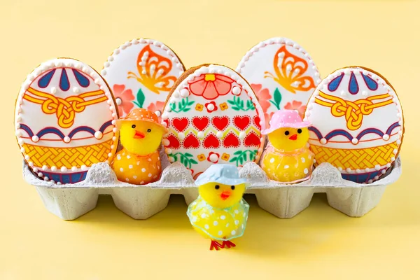 Kolorowe Malowane Pierniki Kształcie Pisanki Słodkie Kurczaki Zabawki Pierniki Pokryte — Zdjęcie stockowe