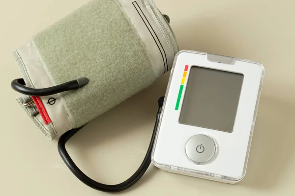 Elektronikus Tonométer Vérnyomás Mérésére Otthon Napi Vérnyomás Monitorozás Betegségek Megelőzése — Stock Fotó