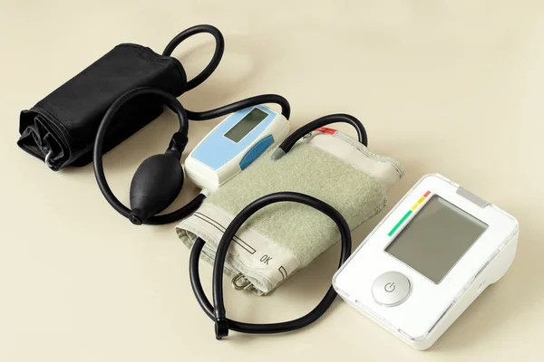Félautomata Automata Tonométerek Vérnyomás Mérésére Otthon Vérnyomás Önellenőrzéséhez Tonométer Szükséges — Stock Fotó