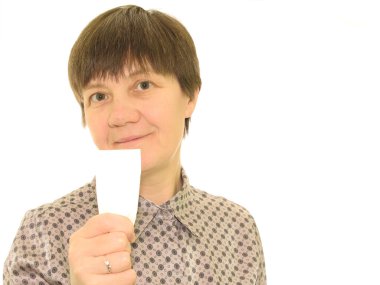 beyaz zemin üzerinde bir kağıt mendil ile bir kadın