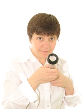 kadın bir el feneri ile