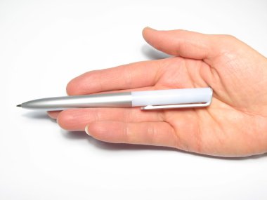 Kadınlar kolu ile tükenmez kalem.