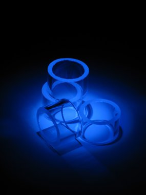 Beş mavi silindir kabaca kesilmiş