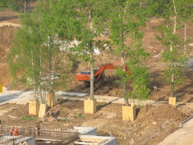 İnşaat alanında kazıcı