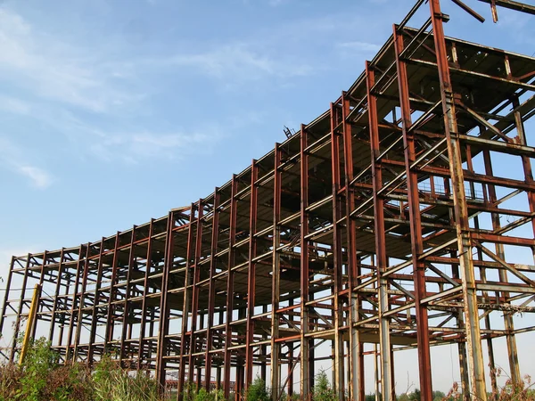 terk edilmiş metal İnşaat