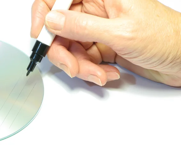 Women's arm met een cd-pen. — Stockfoto