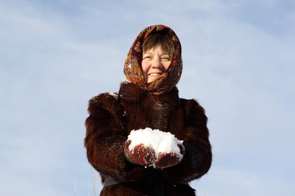 Mulher alegre em um casaco de peles e um lenço no inverno — Fotografia de Stock