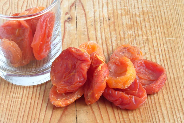 Sušené meruňky skla na prkýnko — Stock fotografie