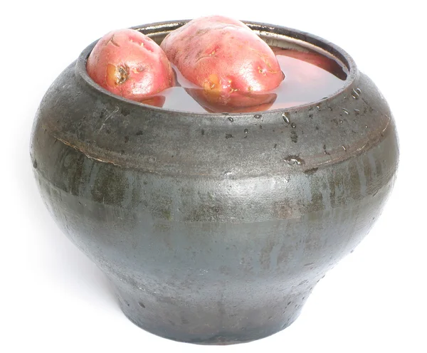 Gietijzer pot met aardappelen — Stockfoto