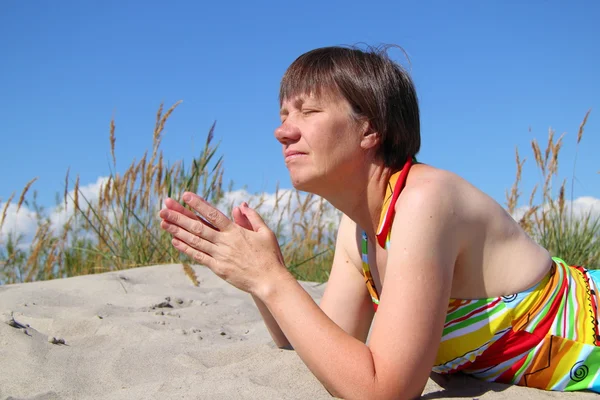 Eenvoudige vrouw rusten op het zand — Stockfoto