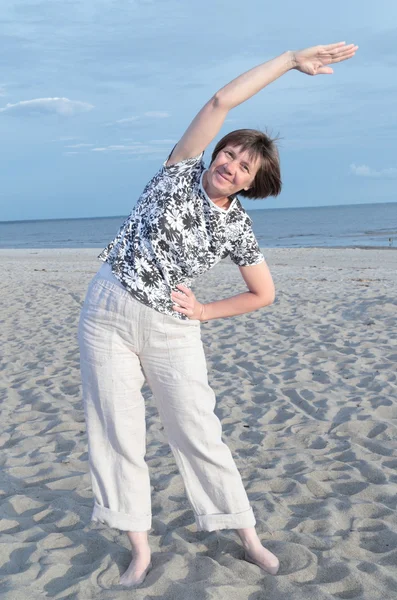 Kvinna på stranden — Stockfoto