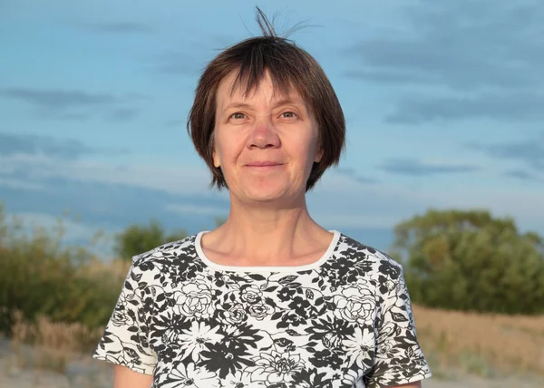 Frau am Strand, Abend. — Stockfoto