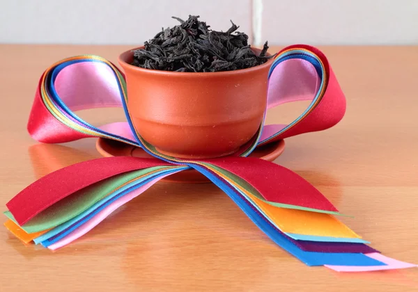Tea cup with dry black tea — Stock Photo, Image