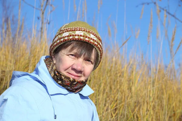 Eine Frau, die auf dem Land spaziert — Stockfoto