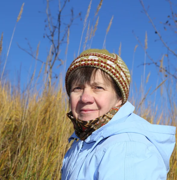 Une femme marchant à la campagne — Photo