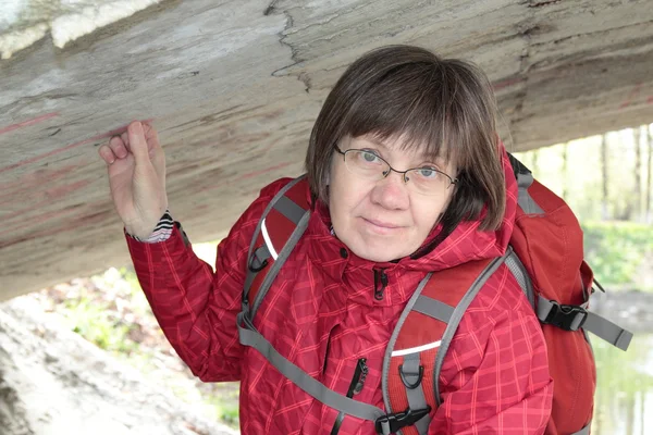 Mulher turista sob a ponte — Fotografia de Stock