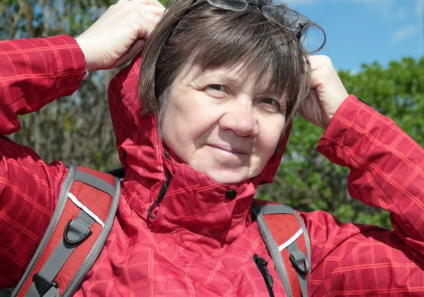 Ekspresyjny lekkoatletycznego kobieta w średnim wieku — Zdjęcie stockowe