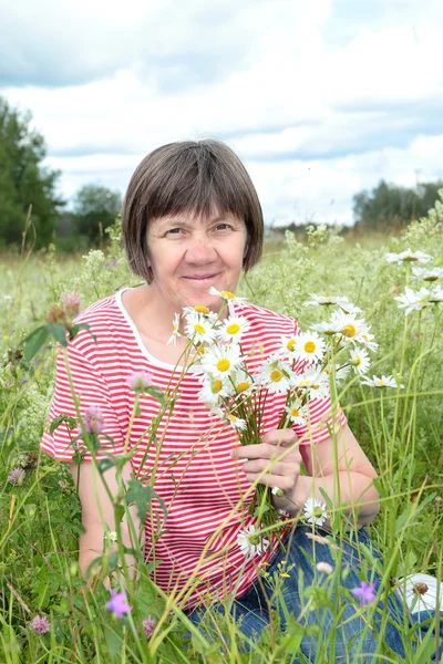 Woman with a bouquet of wildflowers — Stock Photo, Image