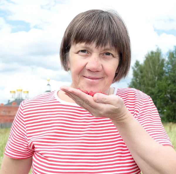 Ruhende Frau mit Erdbeeren — Stockfoto