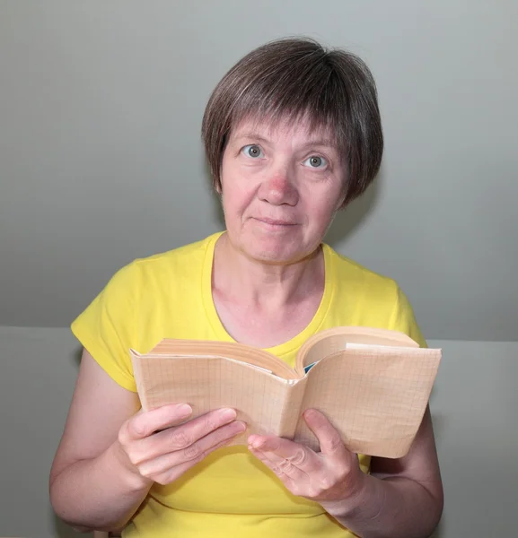 Una donna con un libro — Foto Stock