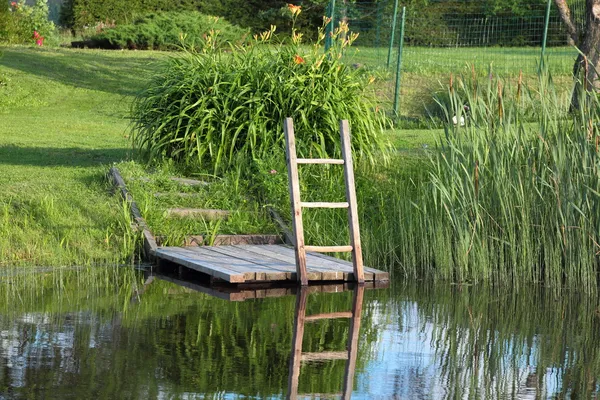 Escaliers dans l'étang — Photo