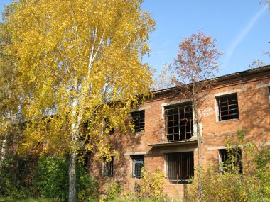 Pencerelerinde parmaklık olan terk edilmiş binalar.