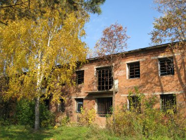 Pencerelerinde parmaklık olan terk edilmiş binalar.