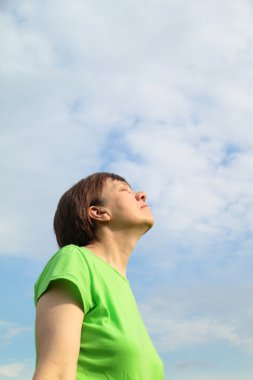 Orta yaşlı bir kadın, meditasyon,