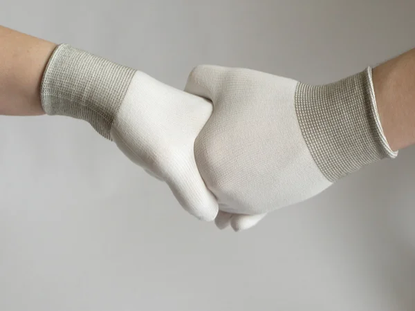 Apretón de manos masculino y femenino con guantes — Foto de Stock