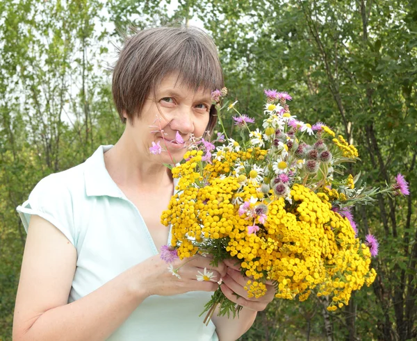 Age Woman with wildflowers — Stock Photo, Image