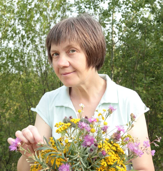 Age Femme aux fleurs sauvages — Photo