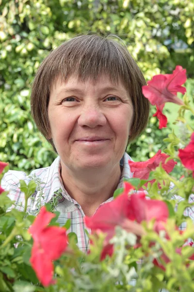 Vrouw van middelbare leeftijd in de tuin — Stockfoto