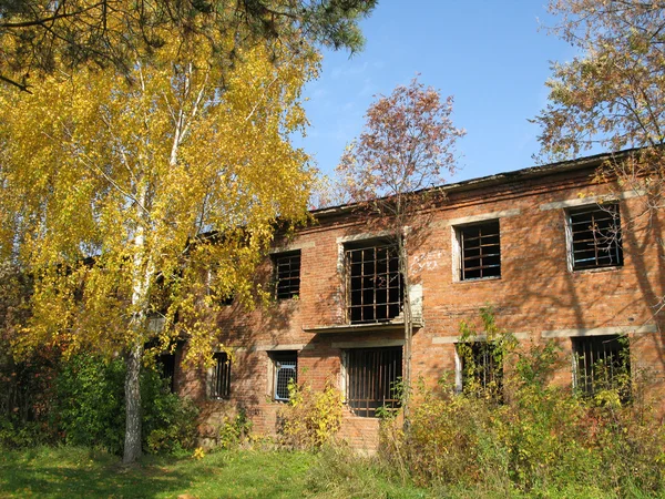 Pencerelerinde parmaklık olan terk edilmiş binalar. — Stok fotoğraf