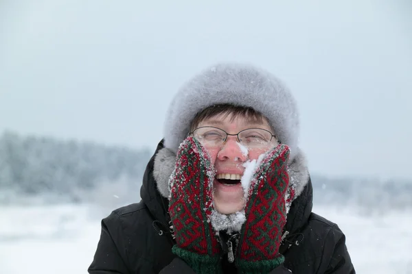 Woman rubbing snow person — Stock Photo, Image