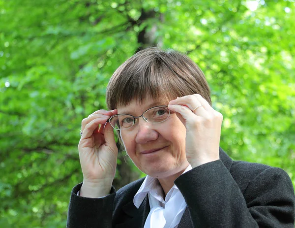 Frau in Grün — Stockfoto