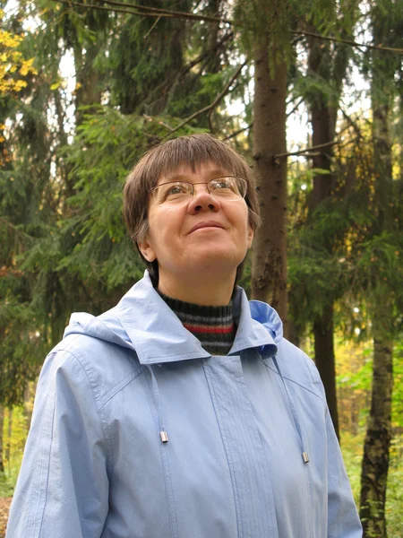 Middle-aged woman in the autumn woods — Stock Photo, Image