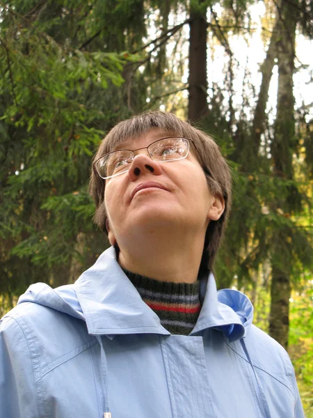 Mujer de mediana edad en el bosque de otoño —  Fotos de Stock