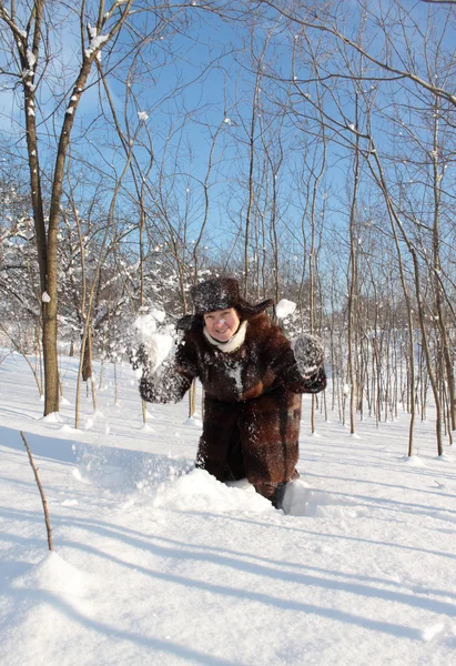 Kobieta w średnim wieku na zewnątrz w śniegu. — Zdjęcie stockowe