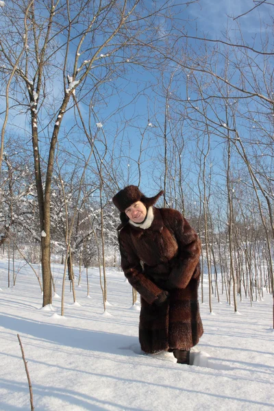 Femme d'âge moyen en plein air hiver — Photo