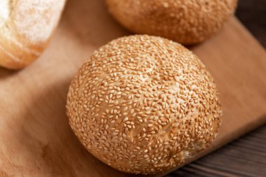 Tahtaya susamlı bir çörek. Kapat..