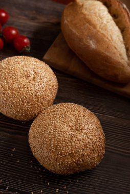 Tahtaya susamlı bir çörek. Kapat..