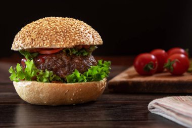 ev hamburgeri ahşap arka planda düzgün değil..