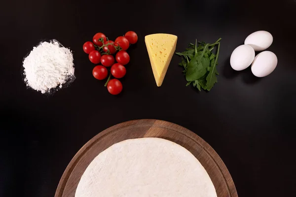 Zutaten Für Pizza Auf Schwarzem Hintergrund Von Oben — Stockfoto