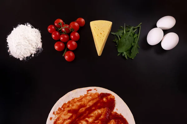 Pitsa Liegt Auf Schwarzem Hintergrund Der Mit Sauce Zutaten Für — Stockfoto