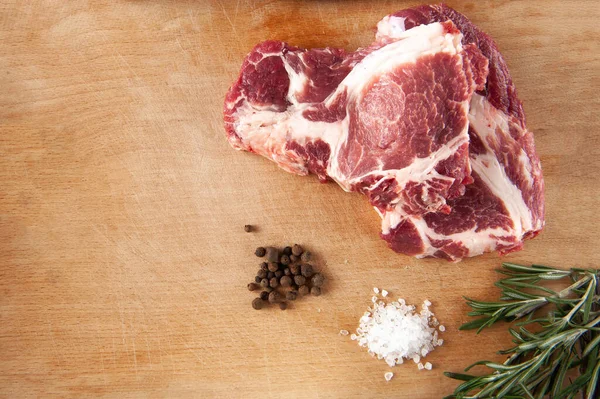 Tuz ve baharatlı çiğ domuz bifteği.