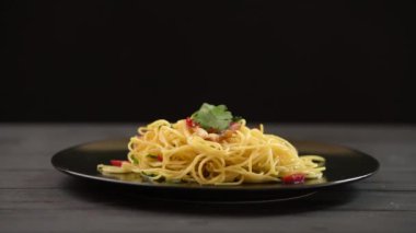 Sarımsaklı ve biberli ev yapımı spagetti.