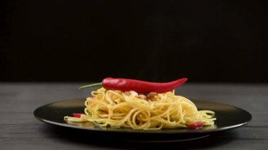 Sarımsaklı ve biberli ev yapımı spagetti.