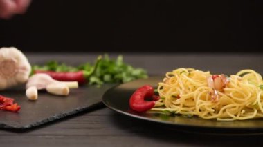 Bitmiş spagetti aglio olio üzerine maydanoz serpilmiş.