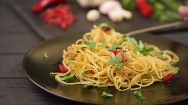 Koyu arkaplanda makarnalı çatal