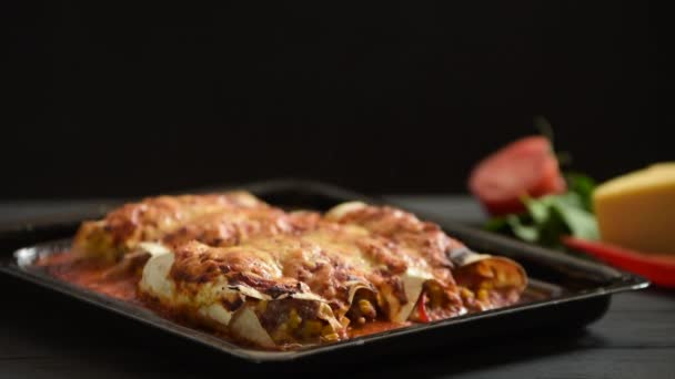 Gotowane enchiladas na czarnym tle idzie para — Wideo stockowe